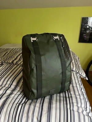 Douchebag ryggsäck - Db ryggsäck med lite små skavanker men inget som riktigt märks av vardagligen. 8/10 skick