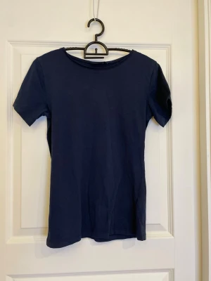 Basic t-shirt💕 - En Basic marin blå t-shirt💞