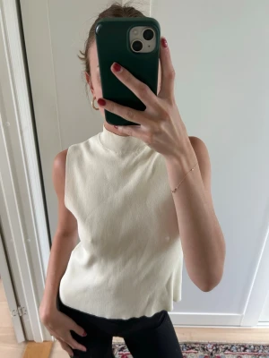 Vit ribbad ärmlös topp - Säljer en stilren vit ribbad topp, super snygg till både chill outfit men också upklätt! 🩷