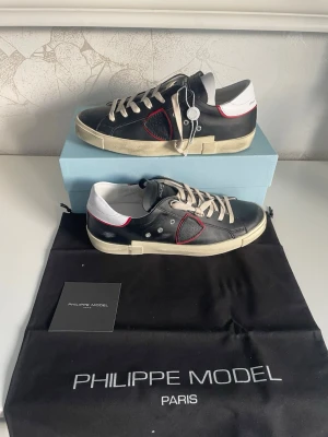  HELT NYA Philippe Model  sneakers strl 40 - Säljer ett par sprillans nya  feta phillipe model skor storlek 40,fråga om innermåttet vid osäkerhet! Tags sitter kvar,bara testade inomhus.box, ingår men inte dustbag  Frågor och funderingar är de bara att skriva!