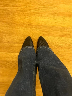 Svarta spetsiga pumps  - Snygga svarta pumps med spetsig tå och elegant omlott-design framtill. Perfekta för dig som gillar stilrena och tidlösa skor💕Vet ej märket!