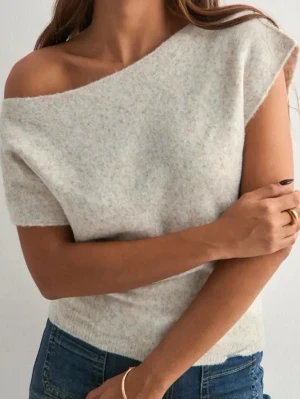 Ljus offshoulder topp i ullmix - Trendig ljus offshoulder topp i mjuk ullmix. Toppen har korta ärmar och en avslappnad passform som ger en cool vibe. Perfekt att styla med jeans för en enkel men snygg look.