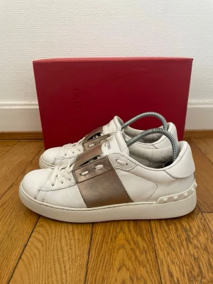 Valentino open sneakers  - Säljer nu dessa fina valentino skor | Super fint skick | Storlek 36,5 | Hör gärna av er vid frågor eller funderingar 