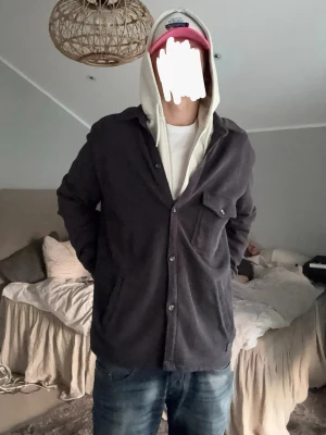 Brixtol Textiles overshirt - Riktigt snygg grå overshirt från Brixtol Textiles. Storleken är M. Tveka inte på att höra av dig vid eventuella frågor och funderingar!😮‍💨✌️