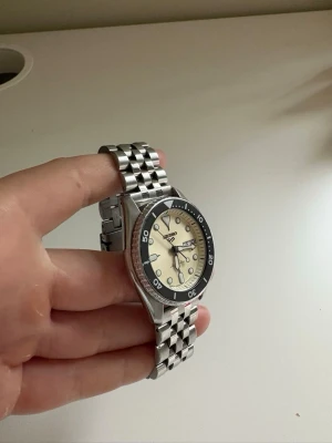 Seiko 5 Sports Automatic – Fint Skick 42mm Herr Klocka - Seiko 5 Sports Automatic – fint skick Säljer min Seiko 5 Sports Automatic. Klockan fungerar perfekt och är i väldigt fint skick. Det finns några mindre rispor och en liten repa på bezel:en (ringen runt urtavlan) – syns på bild. Inte originalband utan ett jubilee-länkarmband som sitter snyggt och passar klockan riktigt bra. Perfekt för den som vill ha ett pålitligt automatiskt ur till ett bra pris. Frågor och fler bilder – bara att höra av sig!​​​​​​​​​​​​​​​​