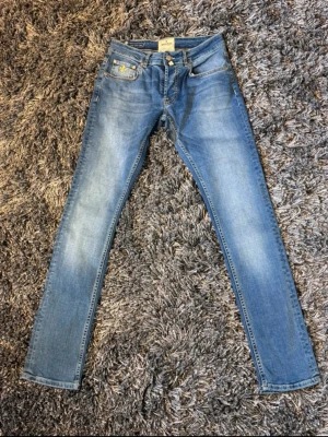 Morris Jeans Herr - Morrisjeans som är mer eller mindre helt nya, endast provade. Lite små skav vid bägge benen längst ner på byxorna, osäker om det är designen på byxorna.  Se bilder!  Storlek 29/32   Nypris 1799:-