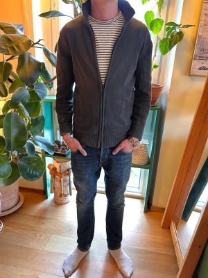 Dressman Full Zip - Säljer en snygg Full Zip från Dressman i storlek S, fint skick och inga defekter, skriv vid funderingar eller frågor!
