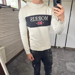 Morris tröja stickad - Mycket fint skick, inga defekter. Nypris ca 1000kr. Passar dig som är 175-185 ungefär, storlek M men sitter lite för liten så snarare S. Modellen är 185 cm, 75 kg. Skriv för mer information!🤝