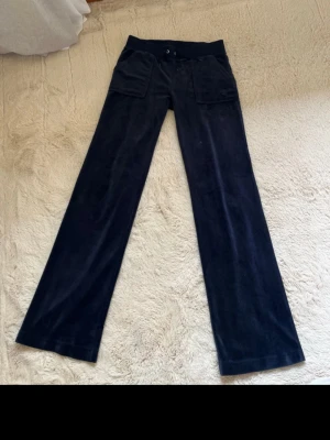 Mörkblå Juicy Couture mjukisar - Mörkblå mjukisbyxor i storlek S, knappt andvända.❤️