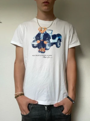 Vit Polo Bear t-shirt från Ralph Lauren - Modellen är 178cm och väger cirka 70kg. Storlek medium men passar mer som en small. Nypris är cirka 1600kr medans jag säljer denna för endast 429kr!(behöver strykas)