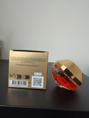 Lady Million Royal parfym 30ml - Säljer Lady Million Royal 30 ml. Endast testad med några få sprayningar, så nästan hela innehållet finns kvar. En söt, feminin och elegant doft med en modern och livlig känsla. Perfekt både till vardags och fest. Se bilder för skick.