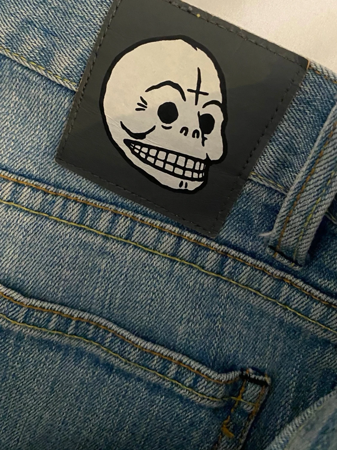 Ljusblå skinny jeans med knappar Från Cheap Monday.  - 5