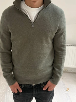 Olivgrön kashmir halvzip tröja - En stilren kashmirs halfzip, modellen är 170cm och tröjan är lite för stor. Slå till innan den försvinner.