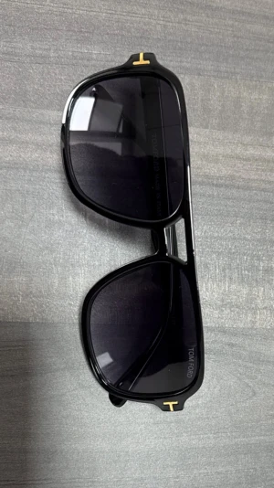Svarta Tom Ford solglasögon  - Riktigt snygga svarta solglasögon från Tom Ford. Vid beställningar över 2000kr får man en skön rabatt😉    🚨lång leveranstid🚨glajorna är helt nya. 