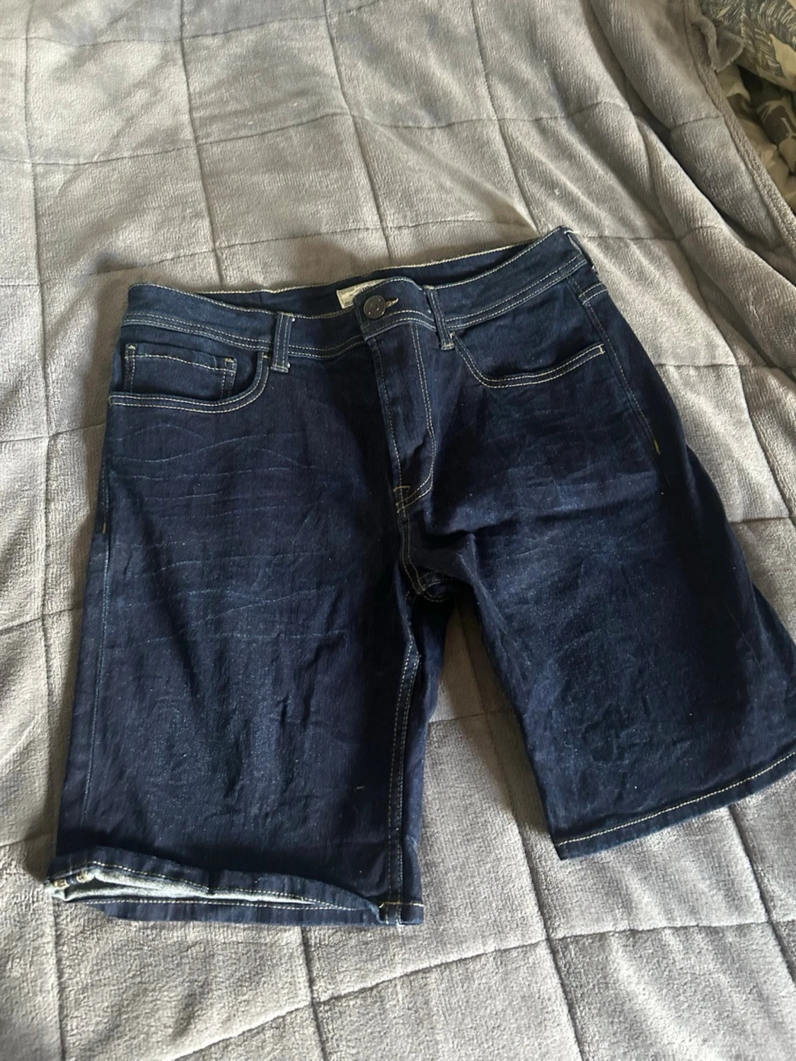 Mörkblå jeansshorts med kontrastsömmar