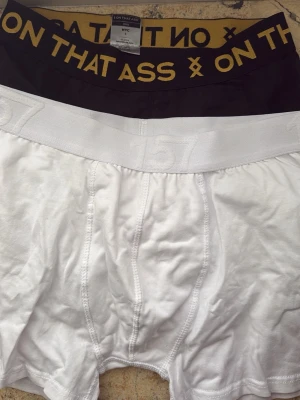 1 par on that ass kalsonger + lager 157 kalsonger gratis! - Säljer 1 par on that ass kalsonger, nypris är 149kr men säljer paret för 79kr och slänger in 1 par lager 157 vita kalsonger på köpet:)