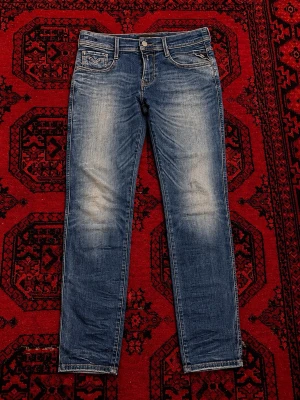 Replay jeans med slitningar W30 L32 - Replay anbass jeans (hyperflex) dyr och bekväm material, perfekt för outfits. | Skick 9/10 utan defekter! | Passform : Slim fit | Längd : 99-100 cm | Midjans bredd : 39 cm | tvättas och fräschas upp innan frakt! | pris går att diskutera vid snabbaffär / bundle köp! 💯