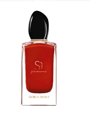 Sì Passione parfym från Armani - Säljer en Sì Passione parfym från Giorgio Armani. Flaskan är elegant med röd glas och svart kork, och har guldfärgad text. Parfymen har en lyxig och modern design som verkligen sticker ut på hyllan. Volymen är 100 ml.