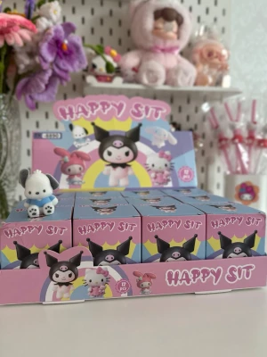 Sanrio mystery box  - 20kr/st Sonny angel snacks kopia blind box obs! Helt nya så man får en random🫶🏻köp endast om du är okej med det. Vissa har hål i botten så att man kan använda de som topper på pennor 