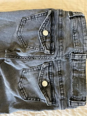Snygga svarta Gina jeans - Jeans från Gina Tricot i storlek 34/XS. Djur och rökfritt hem. Buda gärna!