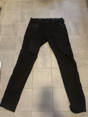 Svarta slim fit jeans Från Replay -  svarta slim fit jeans från Reaplay. W31 L32