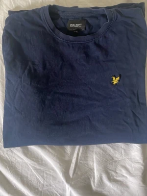Marinblå långarmad tröja från Lyle & Scott - Långarmar blå lyle and scott tröja i bra skivk