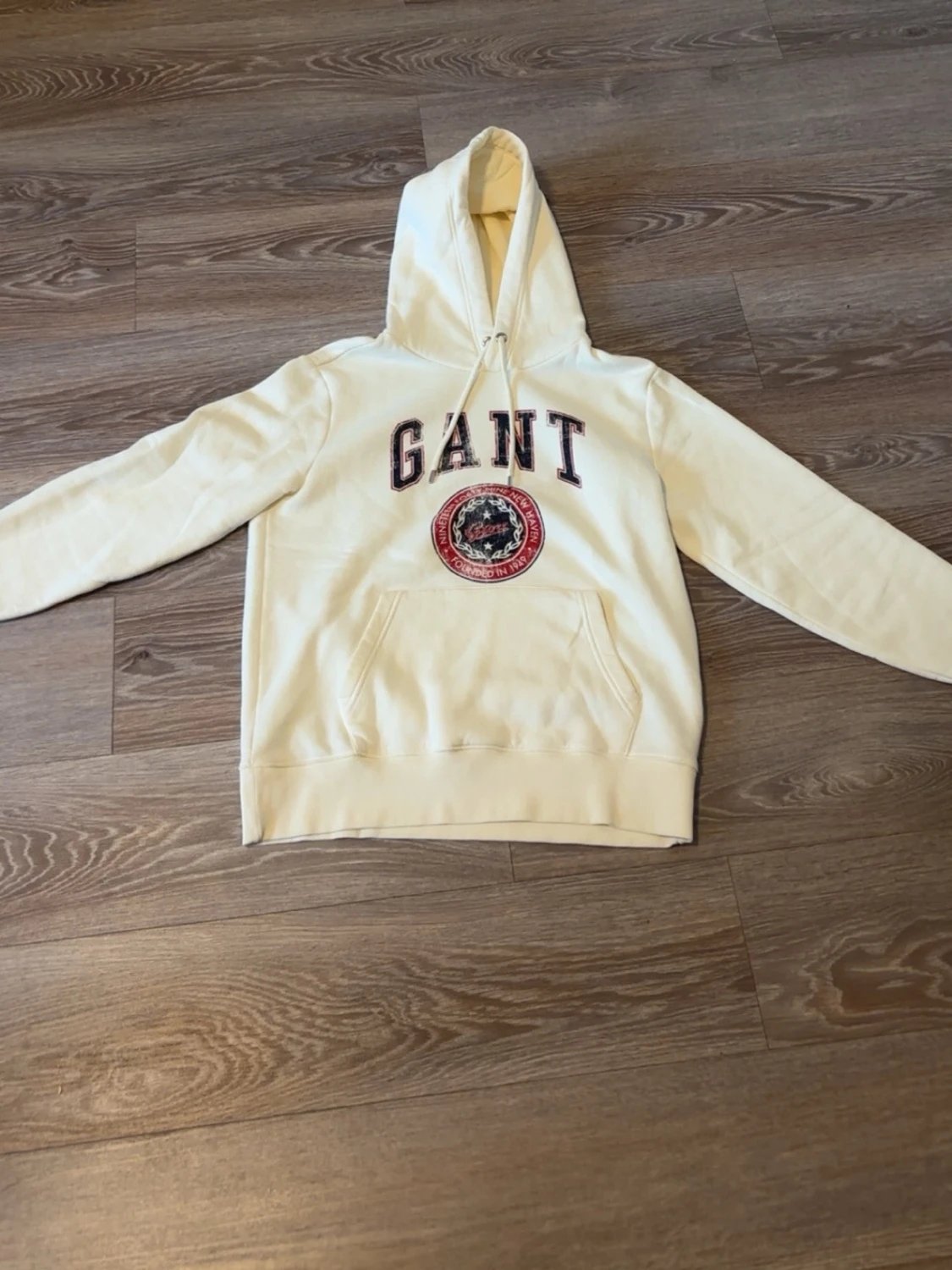 Vit hoodie från GANT med tryck