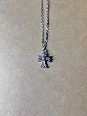 Croix Rebelle - 1.3 x 1.1 cm kors, 50 cm kedja. Helt rostfri 
