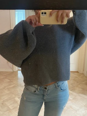 Grå oversized stickad tröja - Mysig grå stickad tröja med oversized passform och vida ärmar