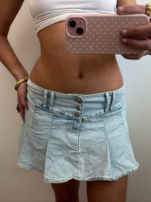 Lågmidjad ljusblå volang jeanskjol - Såå fin lågmidjad ljusblå jeanskjol med volang! Midjemått rakt över: 38 längd: 30. Jag är 168 och det är mina bilder, köp via köp nu direkt eller Swish, kvar tills markerad som såld 💖 