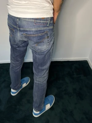 Dondup Ritchie jeans  - Säljer en par snygga Dondup ritchie jeans i storlek 34🙌 jeansen är i väldig fint skick, modellen på bilden är 187 cm och väger 70 kg⚜️