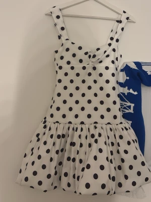 Zara klänning prickig - Viral Zara klänning! Kolla alla bilder. Den har en smink fläck under klänningen som inte syns men går säkert bort i tvätt. Bra skick kolla bilderna för att se det som man ser användning. Säljer då den var för liten. Skicka gärna prisförslag då jag säljer den till den som ger mest 💕storlek S! Kolla defekt på dragkedjan.