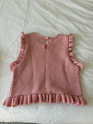 Stickad topp från Zara - Så söt stickad topp från Zara. Perfekt till sommaren. Den har endast använts ett fåtal gånger. 