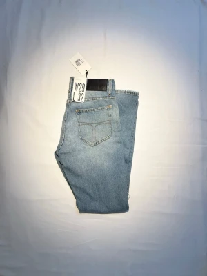 Tiger of Sweden Jeans nya - Sprillans nya jeans ifrån tiger of Sweden. Prislapppen sitter kvar på jeansen. Storleken är W29 L32 och i modellen Pistolero vilket är straight fit. kvitto kan visas privat