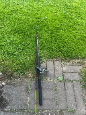 Svart trollingfiskespö med rulle - Säljer ett svart trollingfiskespö med röd och gul detaljering samt tillhörande fiskerulle. Spöt har texten 'Trolling' och är tvådelat med flera linföringar. Perfekt för dig som gillar fiske och vill ha ett stabilt spö till båten.