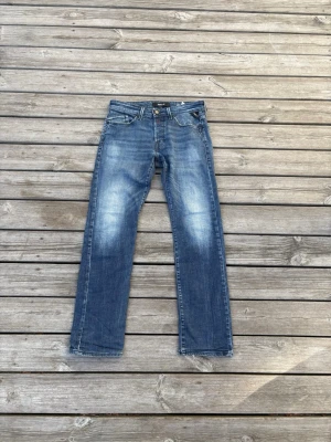 Blåa replay jeans  - Tvär feta replay jeans, storlek W30 L32. Nypris 1500kr. Skriv om ni har några frågor!