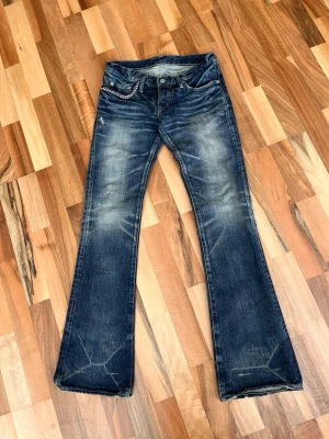 Hysteric Glamour Jeans - Flared/bootcut Jeans från Hysteric Glamour i storlek 28/32. Se mått och skicka gärna bud. Dm för mer bilder.