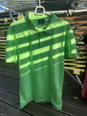 Mintgrön Gant piké  - Tjena jag säljer en  Gant piké som är i en unik färg och är väldigt fet som passar dig om du vill ha en stilren look med bara en tröja och ett par byxor och som är perfekt till sommaren /om du har några frågor angående mått eller något annat ställ dom så får du ett svar😊