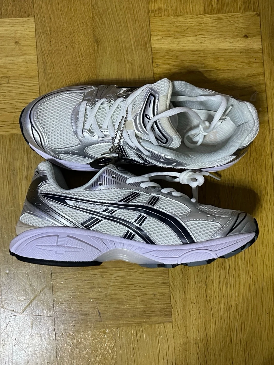 Vita Asics sneakers med silverdetaljer - 1