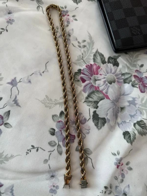 Cordell halsband - Säljer ett Cordell halsband från Kejsar med 18k guldpläterad. Halsbandet är ca 1 år gammal och har tappat lite färg som ni ser på bilder. Den är 52 cm och 6 eller 8 mm kommer inte ihåg, den har tappat lite färg men fortfarande skiner och är i bra skick. Priset kan diskuteras och skickar snabbt ✅