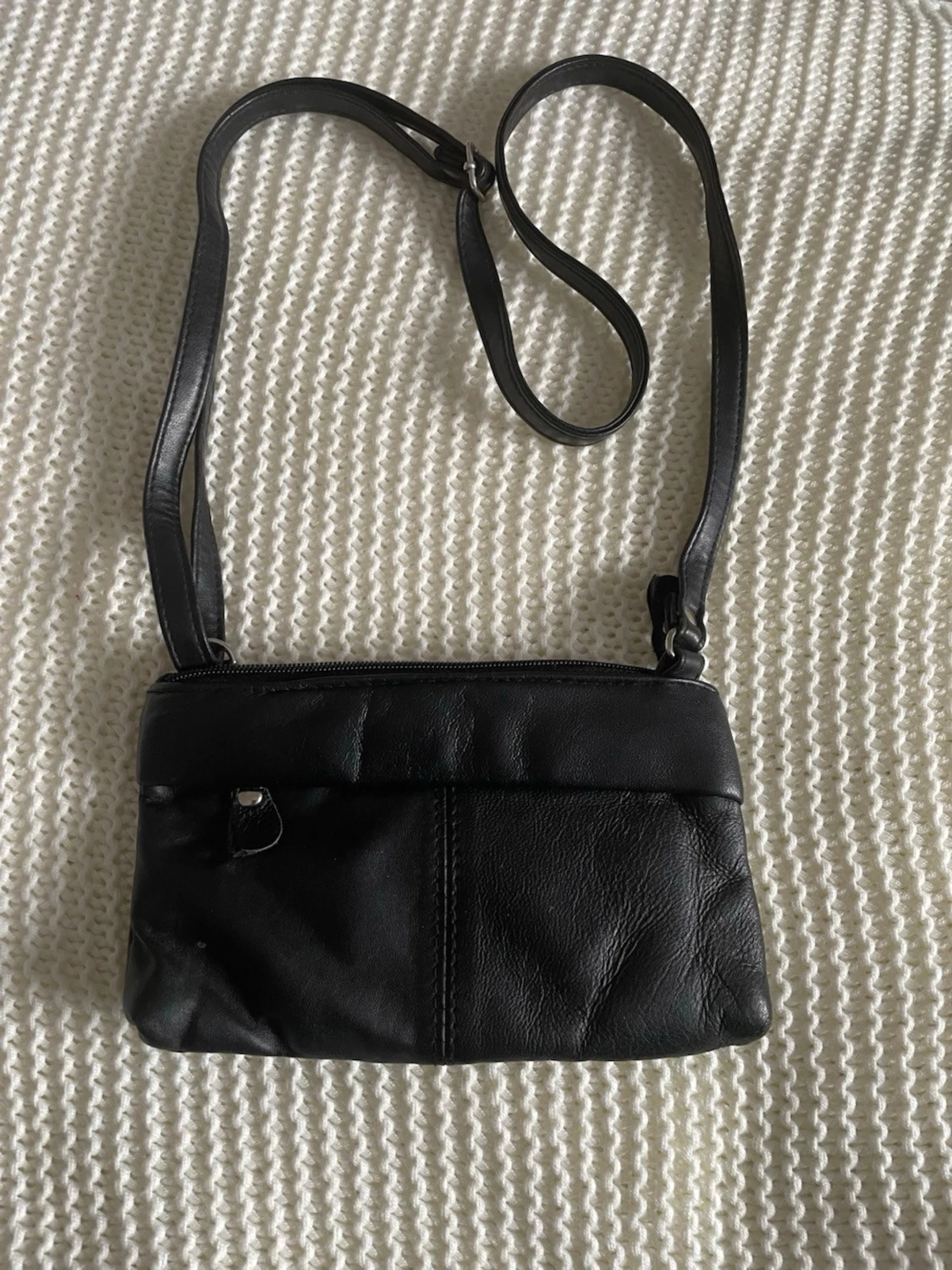 Svart axelväska i skinnimitation