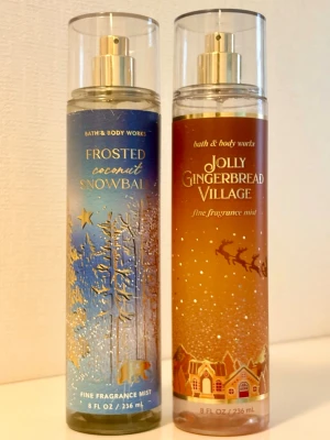 Bath & Body Works doftmist duo - Två fina doftmister från Bath & Body Works: Frosted Coconut Snowball och Jolly Gingerbread Village. Båda flaskorna har volymen 236 ml. Knappt använda, vilket syns på bilder. Givetvis förvarade mörkt, torrt och svalt. 
