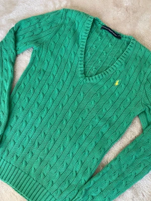 Grön kabelstickad tröja Ralph Lauren - Snygg grön kabelstickad tröja från Ralph Lauren med V-ringning! inga defekter och helt oanvänd, som ny. Postar inom 24h📦 Köp mer än ett plagg för 20% rabatt!