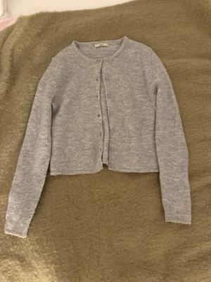 Ljusgrå kofta - Ljusgrå kofta från Gina Tricot i storlek S 💕 Bara att skriva vid frågor eller funderingar så svarar jag så fort jag kan!