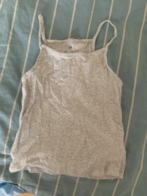 Linne - Ett grått linne, syns av användning 