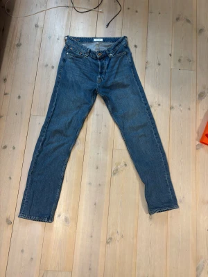 Blå raka jeans - Klassiska blå jeans med rak passform. Jeansen har fem fickor och är tillverkade i ett robust denimtyg. Modellen är Chris/Loosefit men skulle snarare säga att de sitter lite rakare och inte särskilt löst.