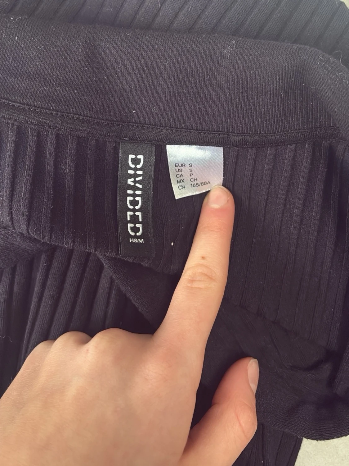 Svart ribbad långärmad klänning - 2