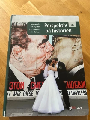 Perspektiv på historien 1b Gleerups - Perspektiv på historien 1b är en kursbok i historia skriven av Hans Nyström och Lars Nyström. Lite sliten men annars hel ny i insidan ( köparen står för frakt om det ska skickas) finns i Malmö 