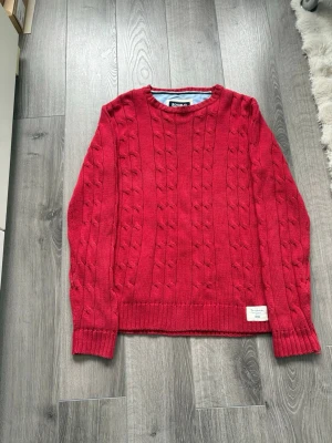 Röd kabelstickad tröja från bondelid - Säljer denna snygga röda bondelid tröjan. Den är väldigt snygg och går att använda när som. Den är till herr skulle jag säga men vem som kan bära den. Storlek är M. Skicket är väldigt bra men endast en liten sak vid vänster armen men det ska gå bort i en tvätt. Mitt pris 175 men öppen för bud😄 Hör av dig vid fundering 🤔