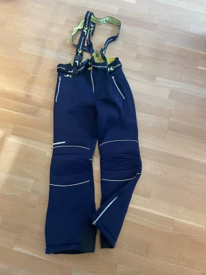 Vintage skidbyxa med hängslen - Schyssta vintage skidbyxor, väldigt sköna och smidiga 👌